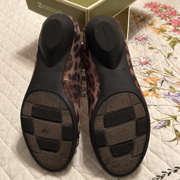 Naturalized shoe in bronze leopard print with bow Smoke Free pet free home - Picture 3 of 5